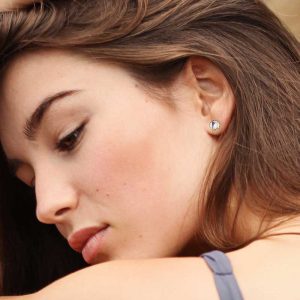 Chica Manga Attack on Titans waves earrings